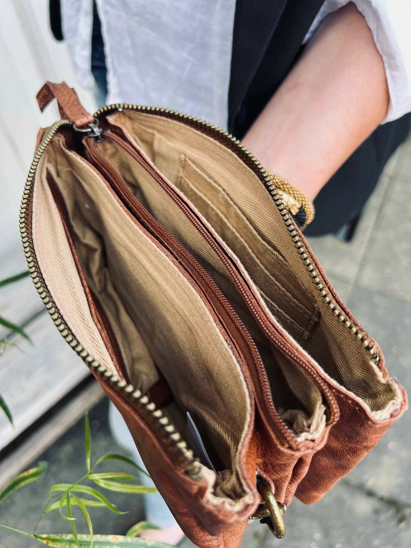 Clutch SALLY Walnut - Lang taskerem medfølger - VIAMAJA.DK