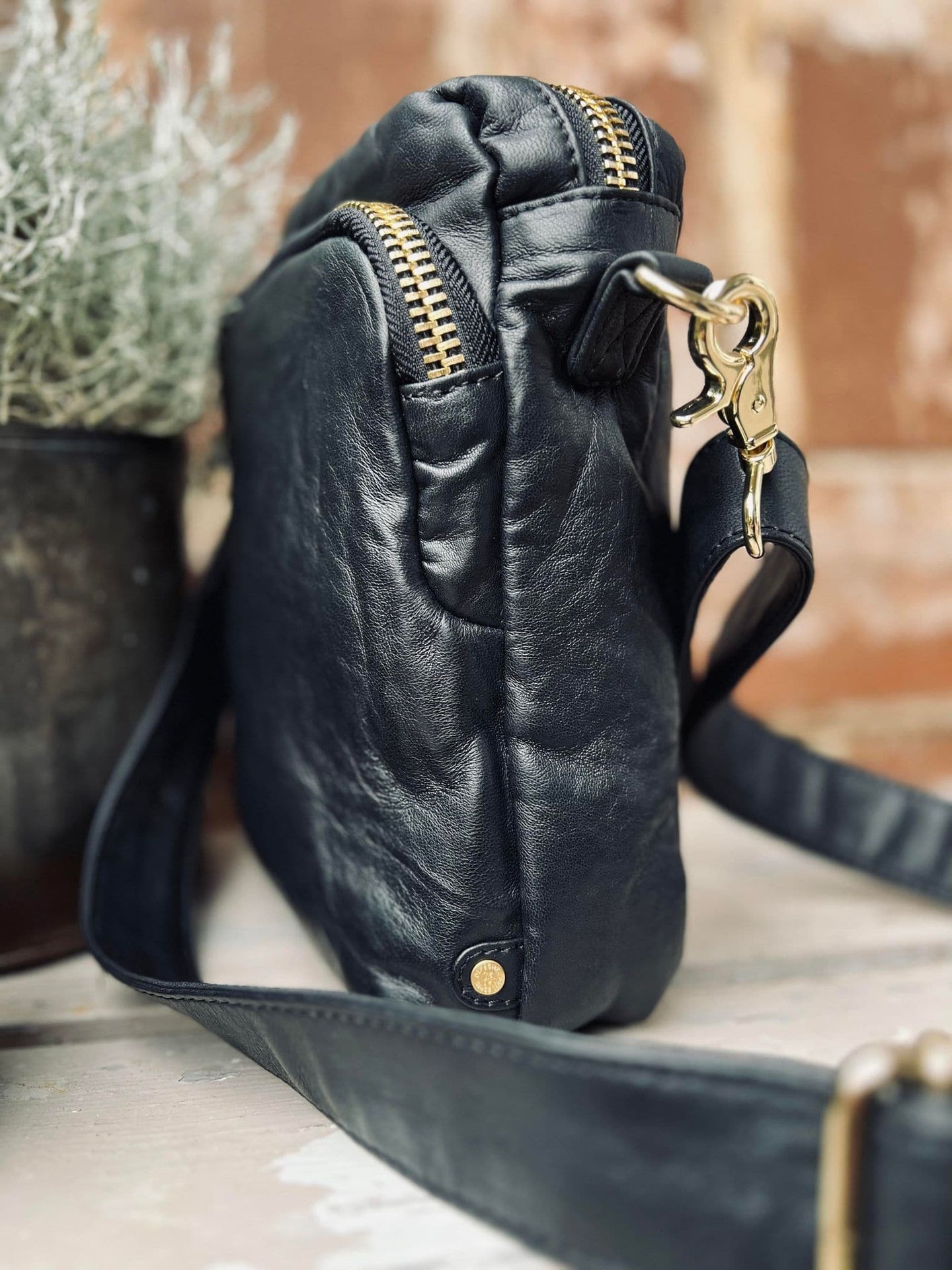 Cross over MIKA – Black / Gold - VIAMAJA.DK