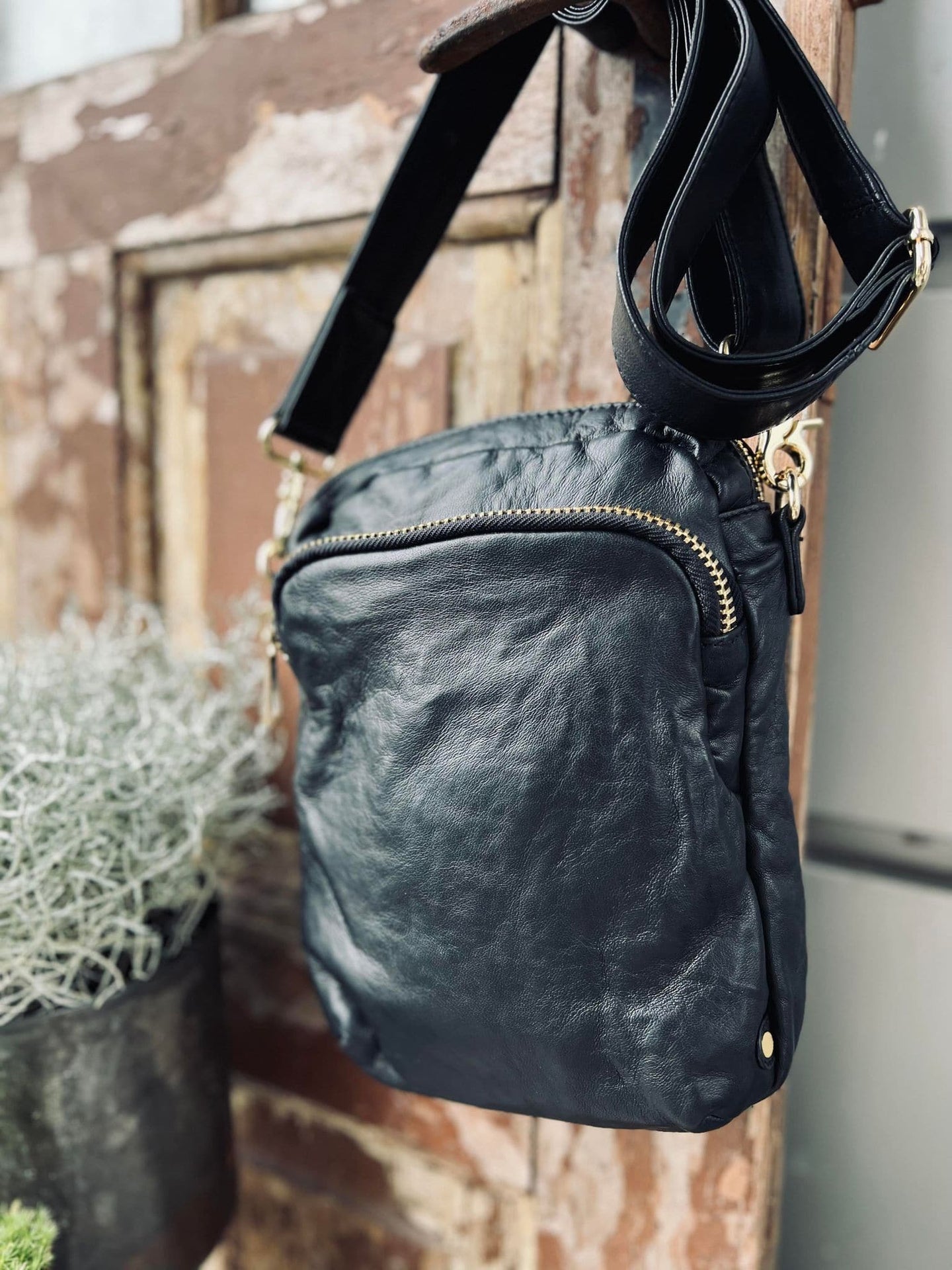 Cross over MIKA – Black / Gold - VIAMAJA.DK