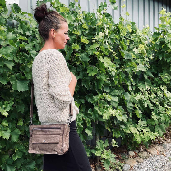 Crossbody - BAILY i en blød og vasket kvalitet - VIAMAJA.DK