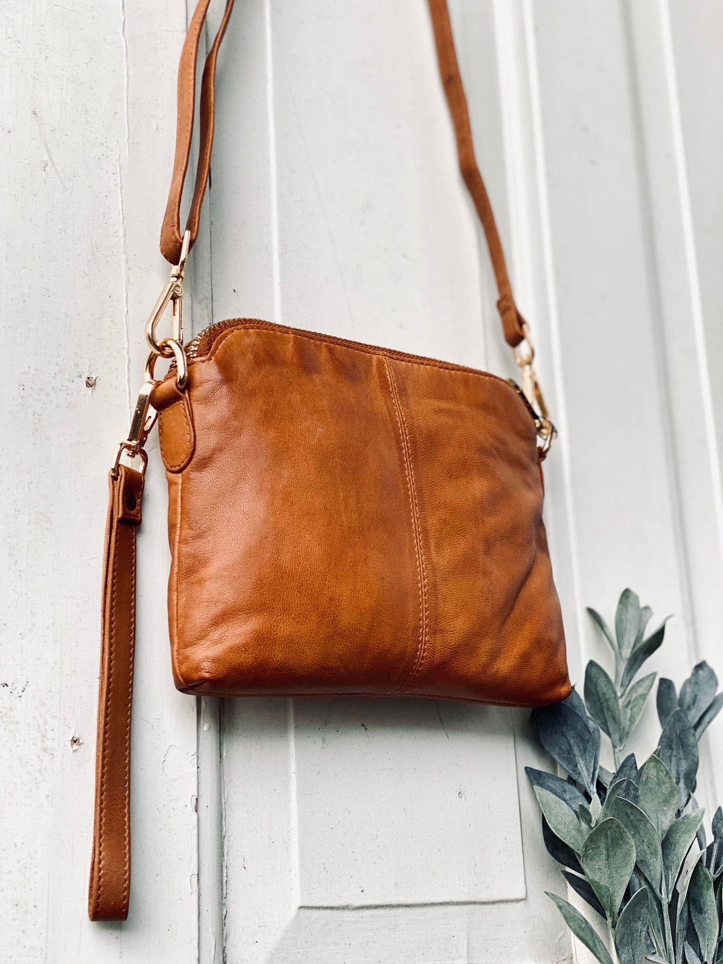 Crossbody clutch ALICE Cognac - Taskerem medfølger - VIAMAJA.DK