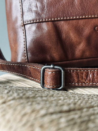 Crossbody Dina dark cognac - VIAMAJA.DK