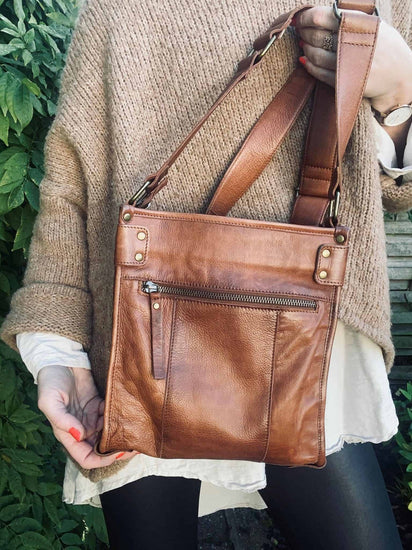 Crossbody DORA walnut - VIAMAJA.DK