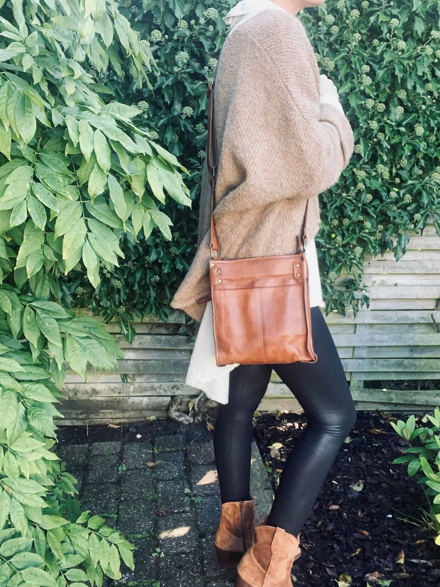 Crossbody DORA walnut - VIAMAJA.DK