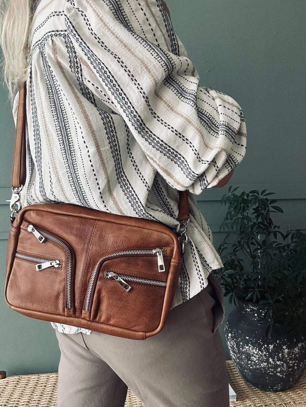 Crossbody Geneva Big – Walnut - VIAMAJA.DK