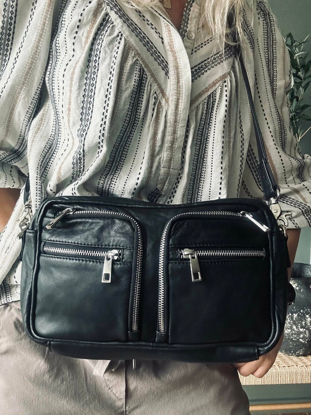 Crossbody Geneva – Black / silver Big - VIAMAJA.DK