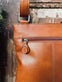 Crossbody GRY – Cognac ultra blødt kalveskind - VIAMAJA.DK