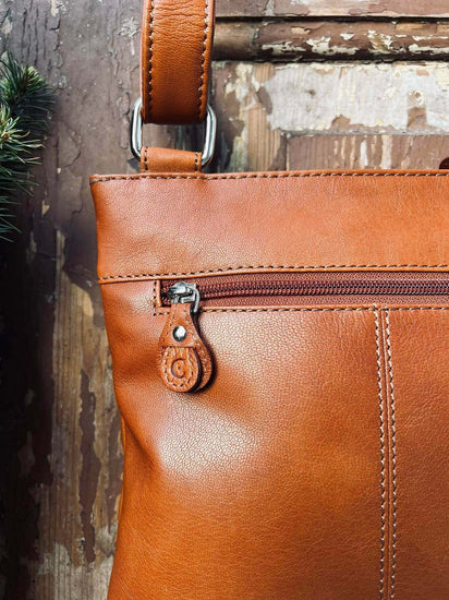 Crossbody GRY – Cognac ultra blødt kalveskind - VIAMAJA.DK