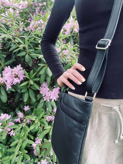 Crossbody GRY - Sort ultra blødt kalveskind - VIAMAJA.DK