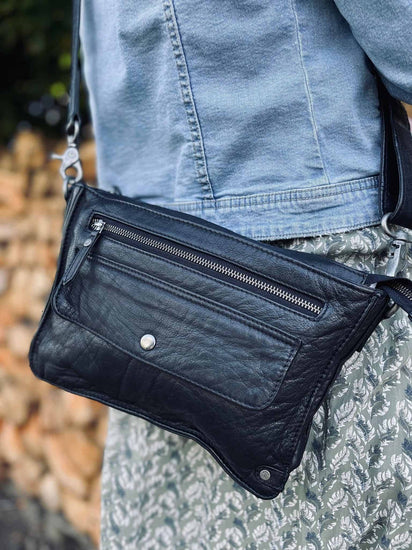 Crossbody lædertaske i en ultra blød skind - TILLA Black - VIAMAJA.DK