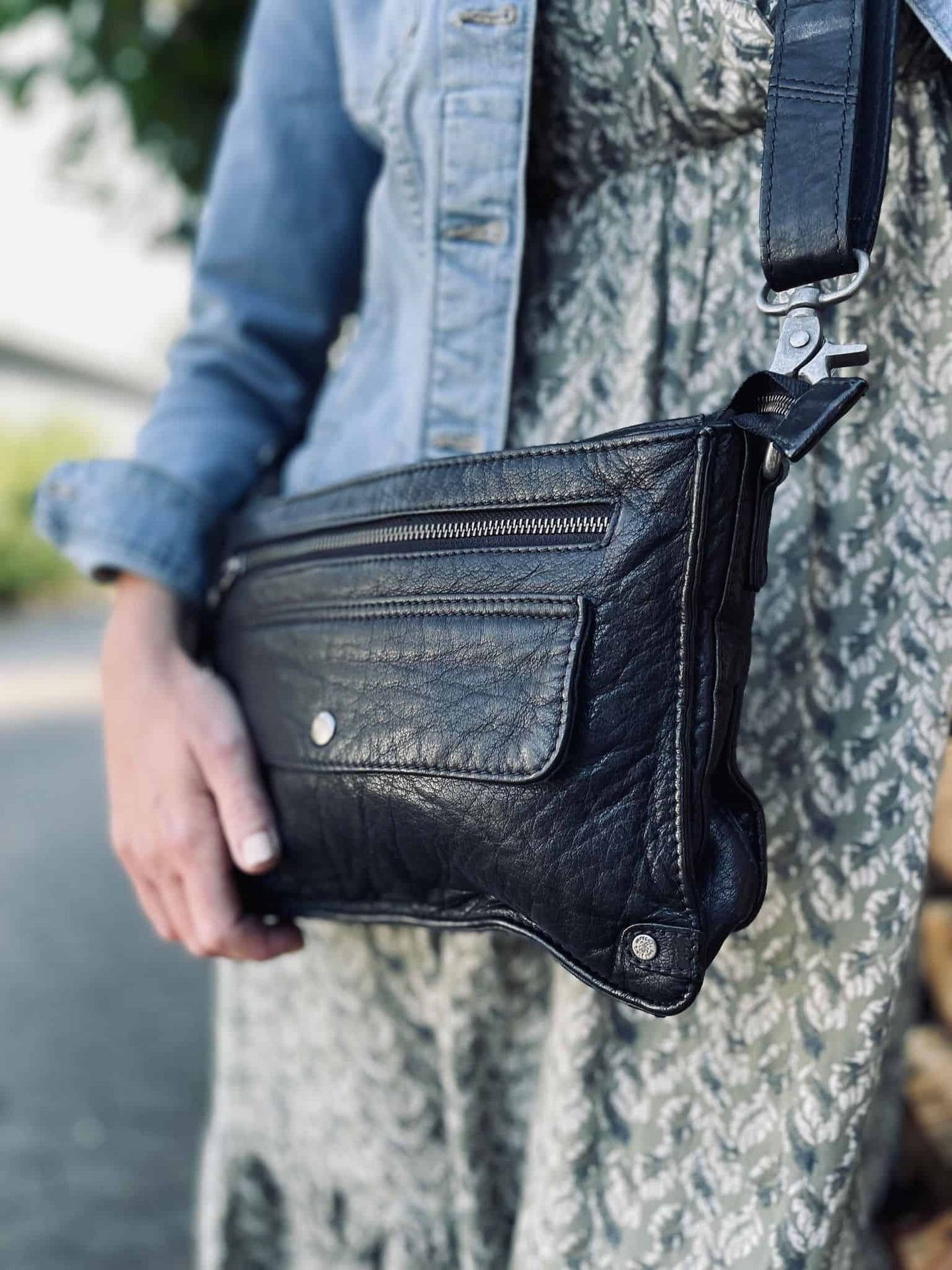 Crossbody lædertaske i en ultra blød skind - TILLA Black - VIAMAJA.DK