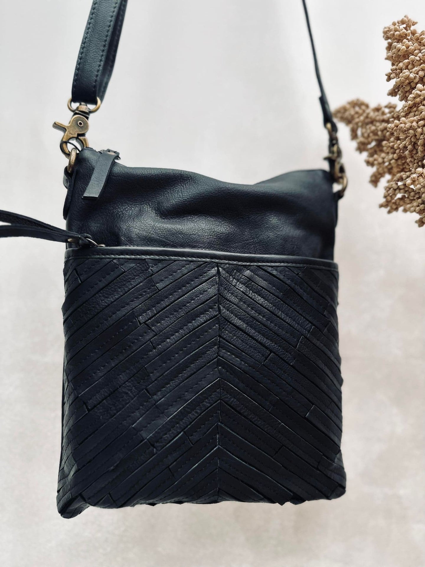 Crossover Black - Handmade leather - VIAMAJA.DK