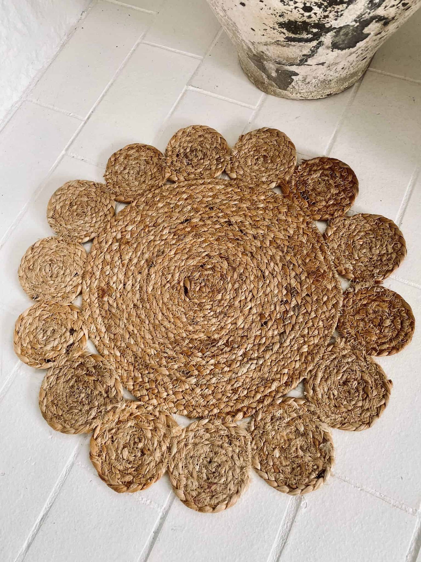Dækkeserviet i jute - Blomst dia 40cm - VIAMAJA.DK
