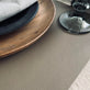 Dækkeserviet - Vendbar Taupe / Sort - VIAMAJA.DK