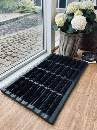 Dørmåtte - GUMMI MED BØRSTE I SORT - 45x75cm - VIAMAJA.DK