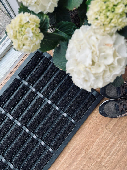 Dørmåtte - GUMMI MED BØRSTE I SORT - 45x75cm - VIAMAJA.DK