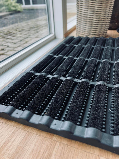 Dørmåtte - GUMMI MED BØRSTE I SORT - 45x75cm - VIAMAJA.DK