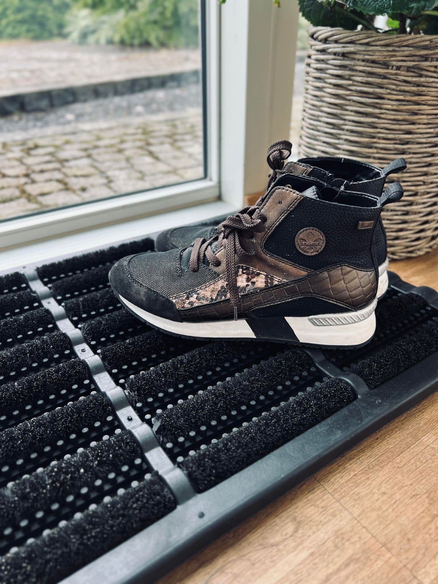 Dørmåtte - GUMMI MED BØRSTE I SORT - 45x75cm - VIAMAJA.DK