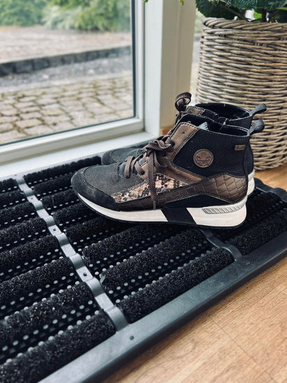 Dørmåtte - GUMMI MED BØRSTE I SORT - 45x75cm - VIAMAJA.DK