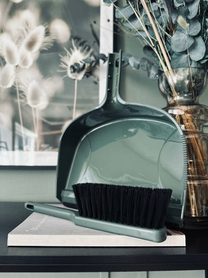 Fejebakke med kost – BIG SIZE Recycling plast - VIAMAJA.DK