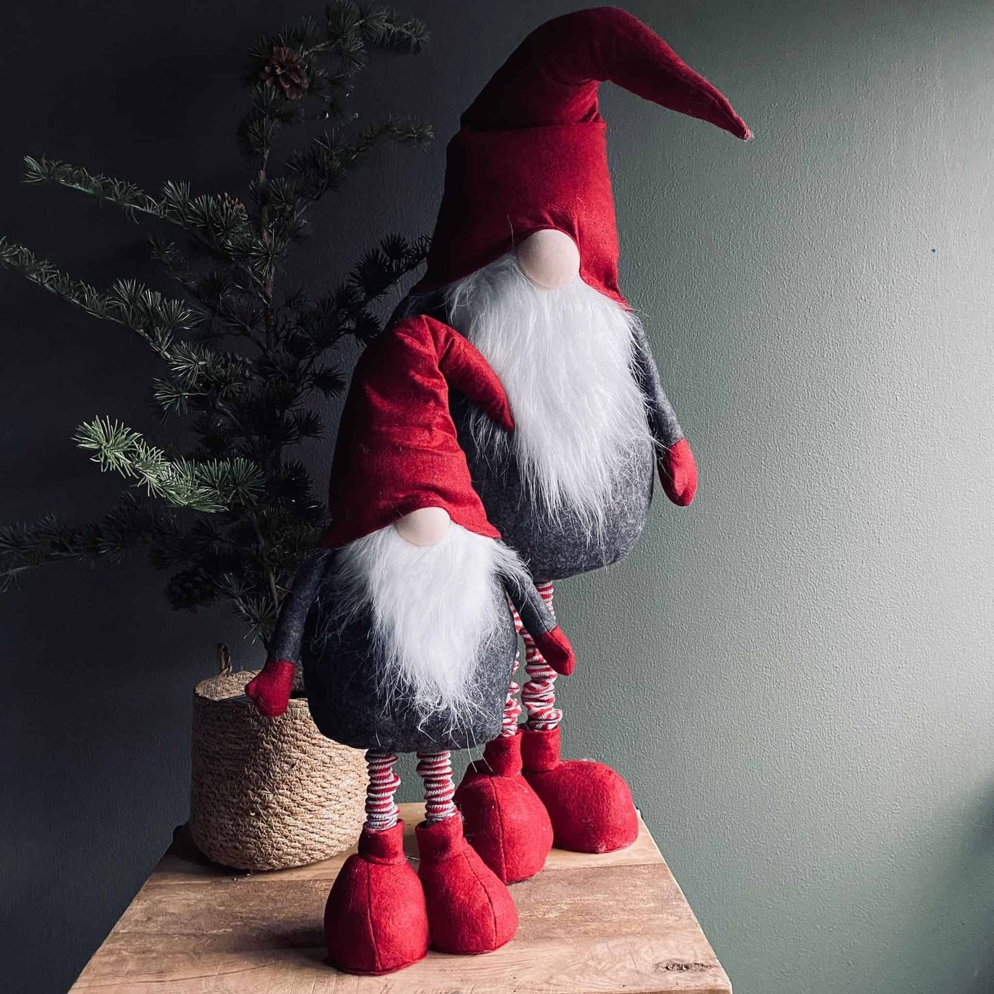 Filt nisse med teleskob ben - Rød og Grå - Lille - VIAMAJA.DK