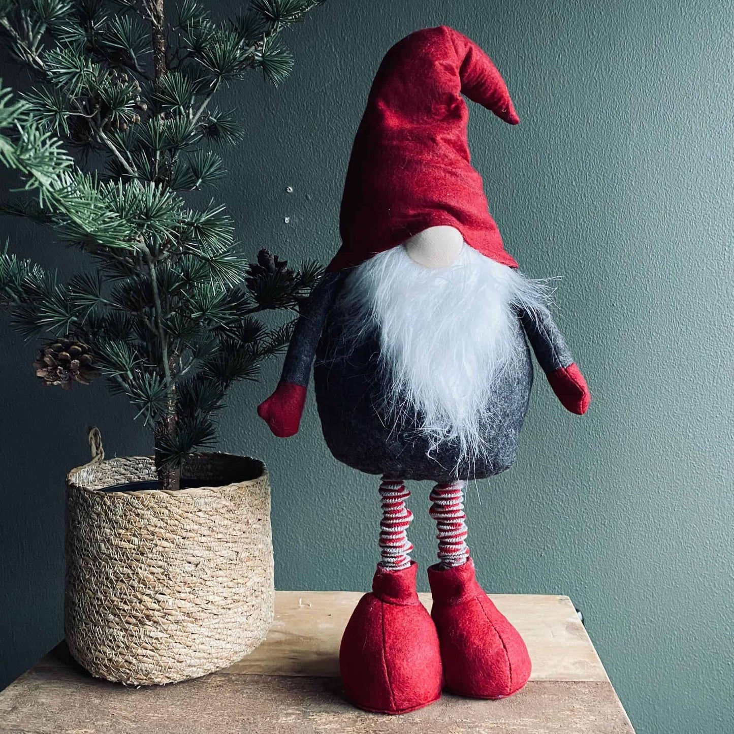 Filt nisse med teleskob ben – Rød og Grå – Stor - VIAMAJA.DK