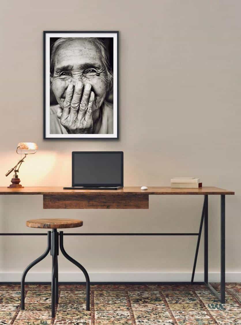 Fnisende kvinde - Sort / Hvid 50x70 cm - VIAMAJA