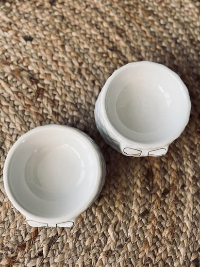 Foderskål med sløjfe - Hvid porcelæn med sort - VIAMAJA.DK