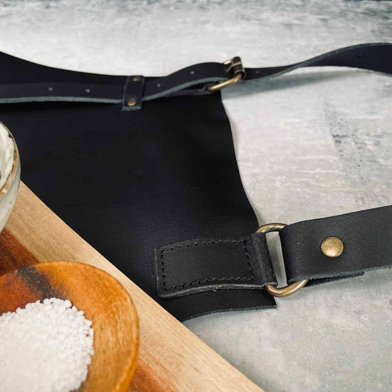 Forklæde DEXTER - Sort læder - VIAMAJA.DK