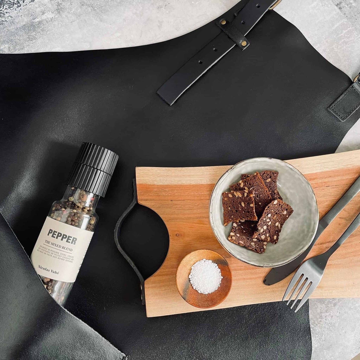 Forklæde DEXTER - Sort læder - VIAMAJA.DK