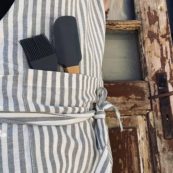 Forklæde i Grå strib - VIAMAJA.DK