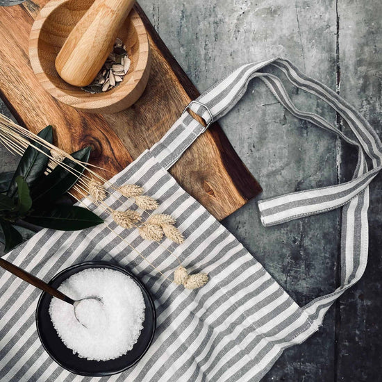 Forklæde i Grå strib - VIAMAJA.DK