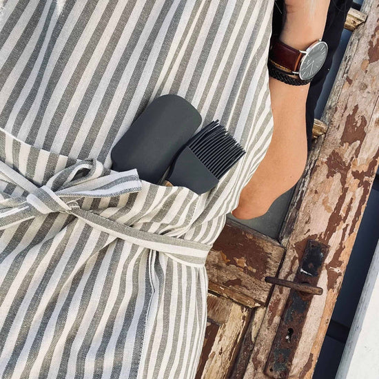 Forklæde med lomme - Salvie strib - VIAMAJA.DK