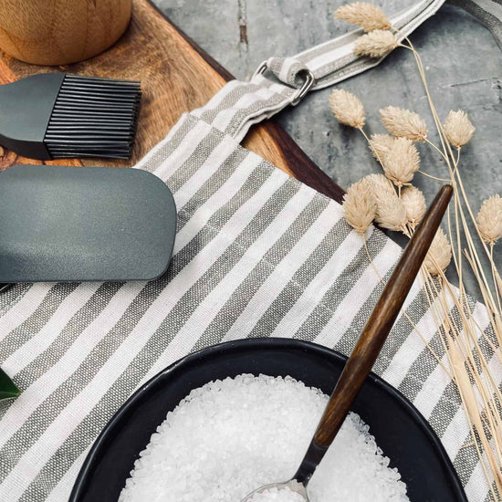 Forklæde med lomme - Salvie strib - VIAMAJA.DK