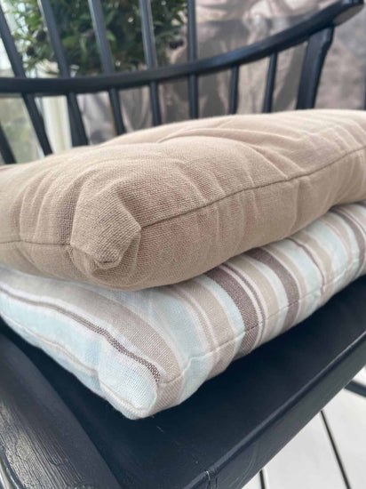 Futon hynde – Stribet lyseblå / sand – 40×40 - VIAMAJA