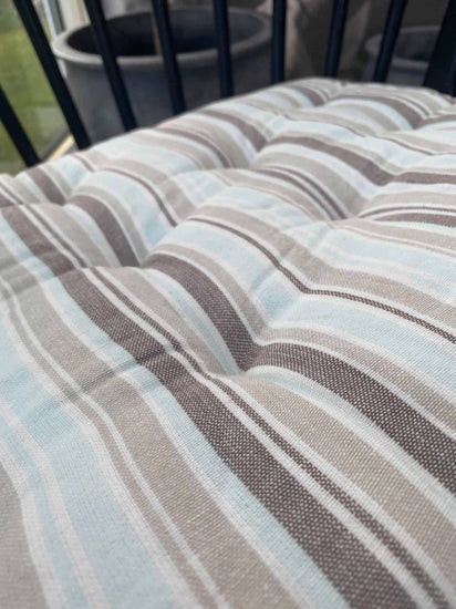 Futon hynde – Stribet lyseblå / sand – 40×40 - VIAMAJA