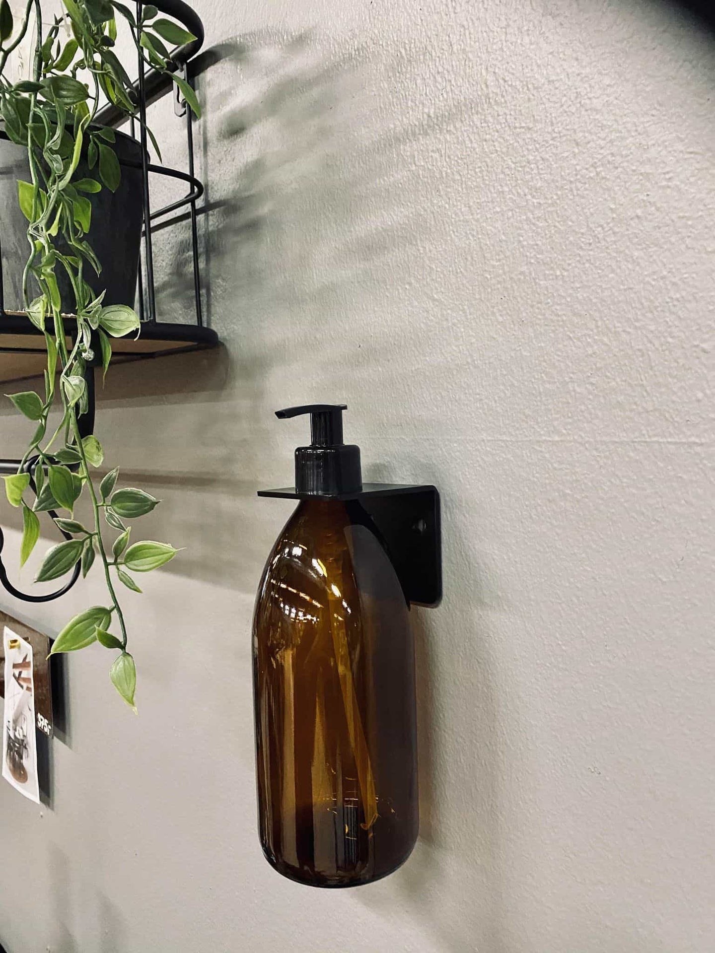 Genbrugsflaske med pumpe – 250 ml – Brunt glas - VIAMAJA.DK