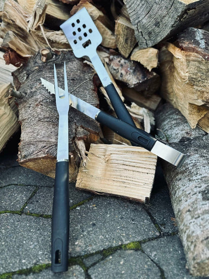 Grillredskaber med sort skaft – Sæt med 3 dele - VIAMAJA.DK