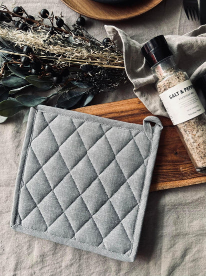 Grydelap - Lys grå quilt - VIAMAJA.DK