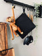 Grydelap med lomme, sort læder - VIAMAJA.DK