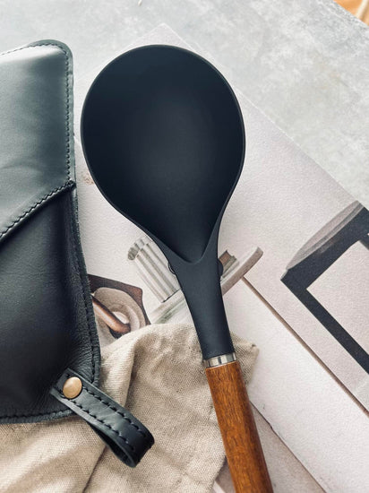 Grydeske med håndtag i akacia - VIAMAJA.DK