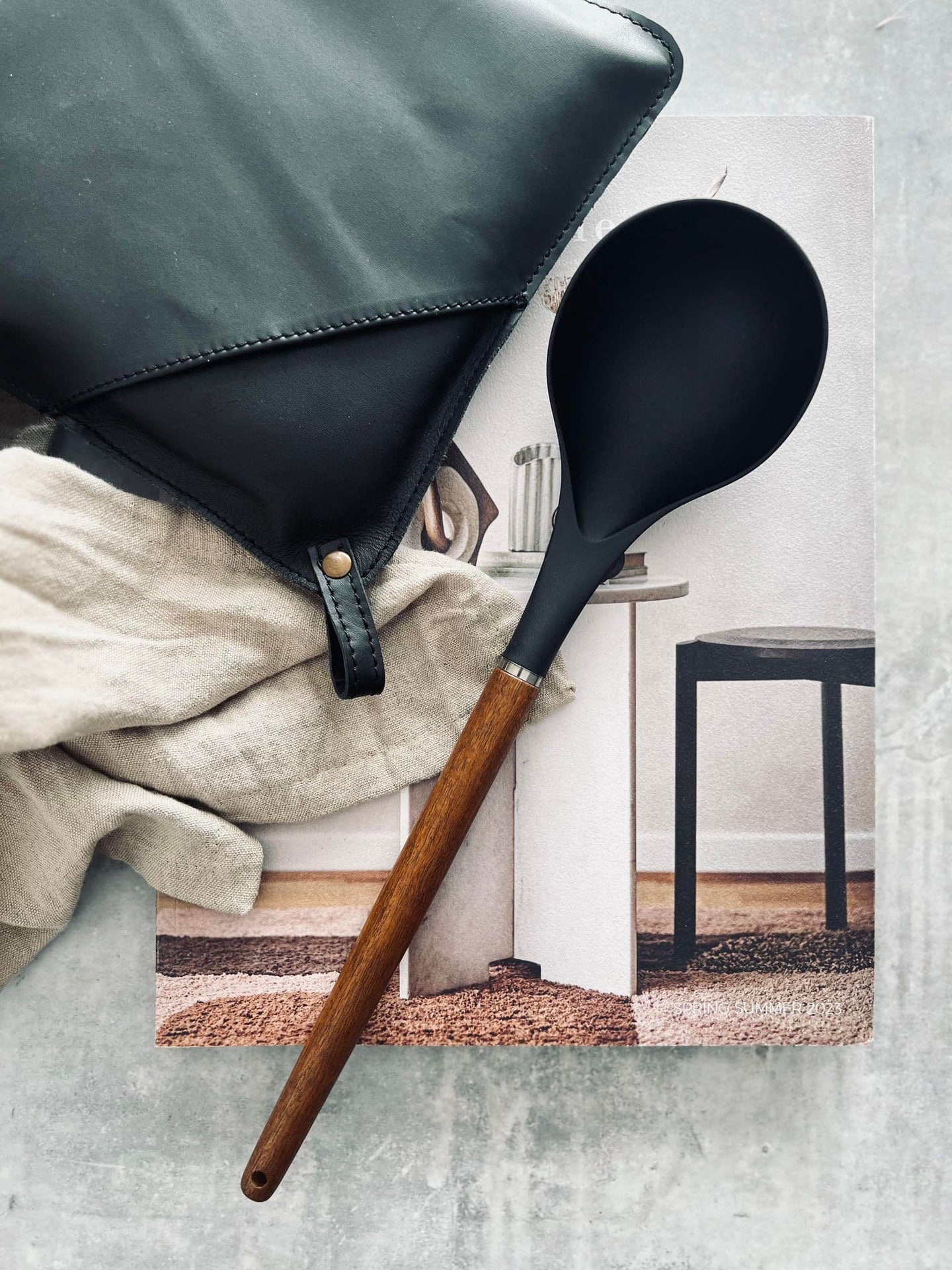 Grydeske med håndtag i akacia - VIAMAJA.DK