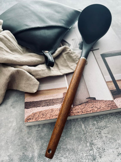 Grydeske med håndtag i akacia - VIAMAJA.DK