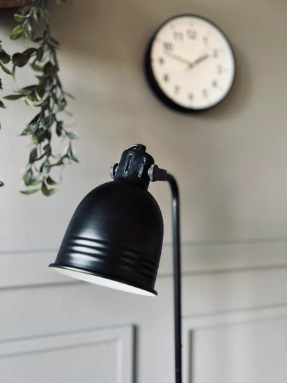 Gulvlampe - Sort metal - VIAMAJA.DK