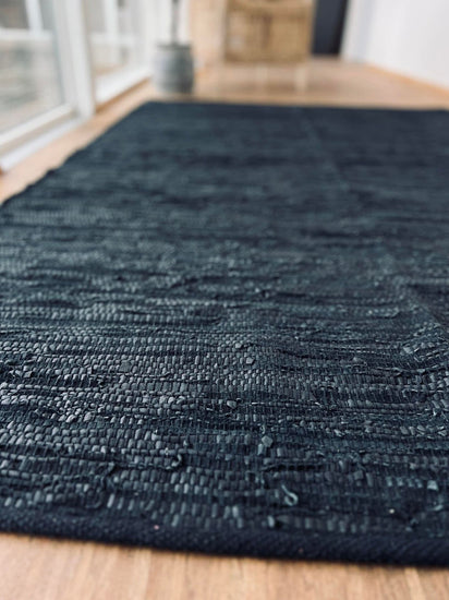 Gulvtæppe – 140x200cm sort læder - VIAMAJA.DK