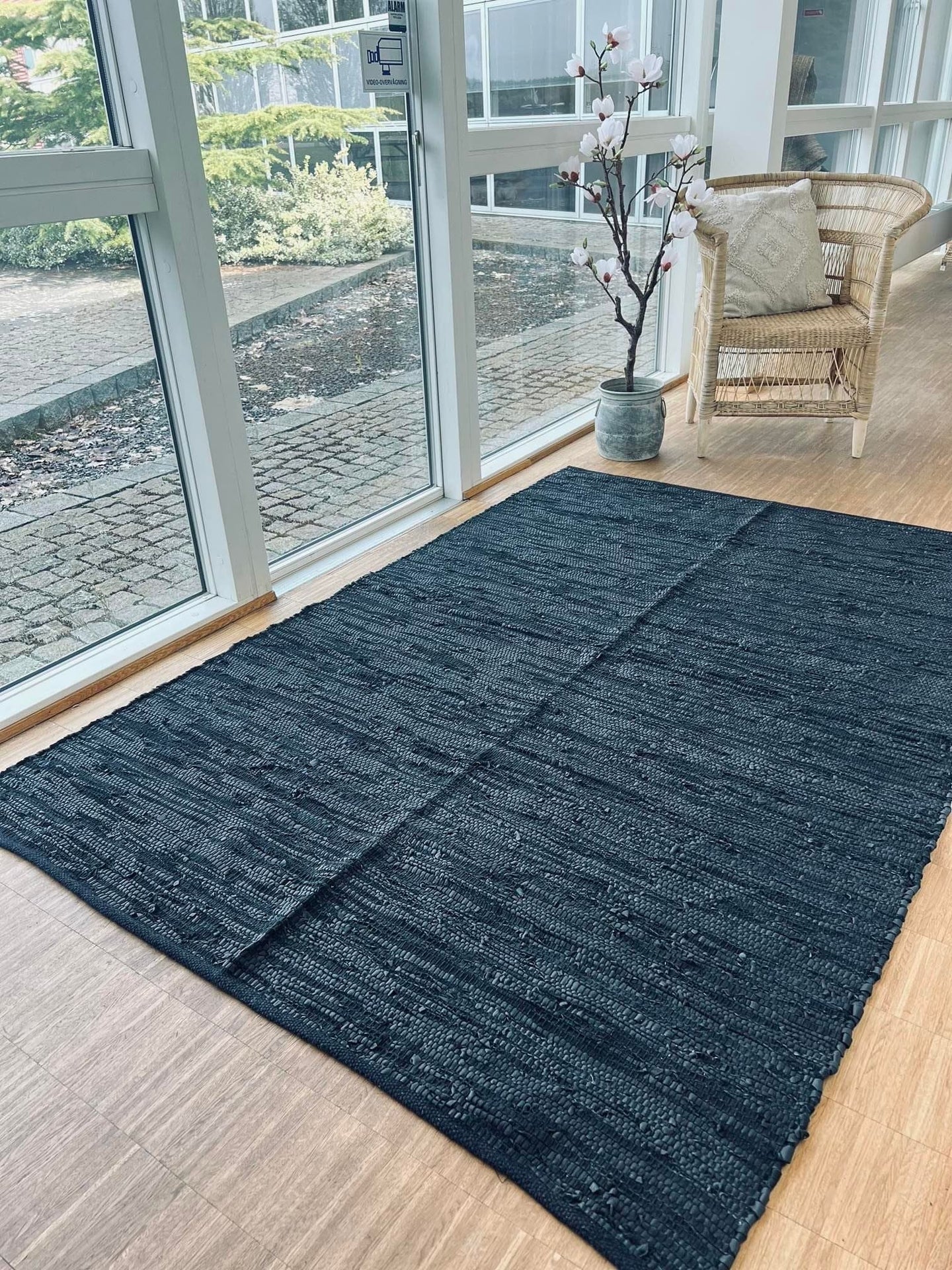 Gulvtæppe – 140x200cm sort læder - VIAMAJA.DK