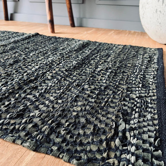 Gulvtæppe i flettet læder - 70x140cm Dark green - VIAMAJA.DK