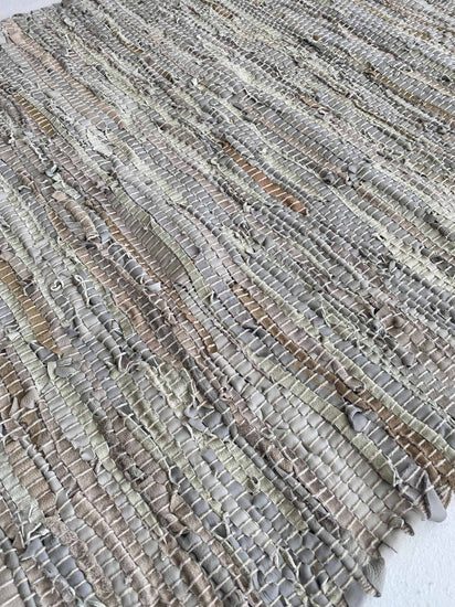 Gulvtæppe i flettet læder - 70x140cm Lyse natur farver - VIAMAJA.DK