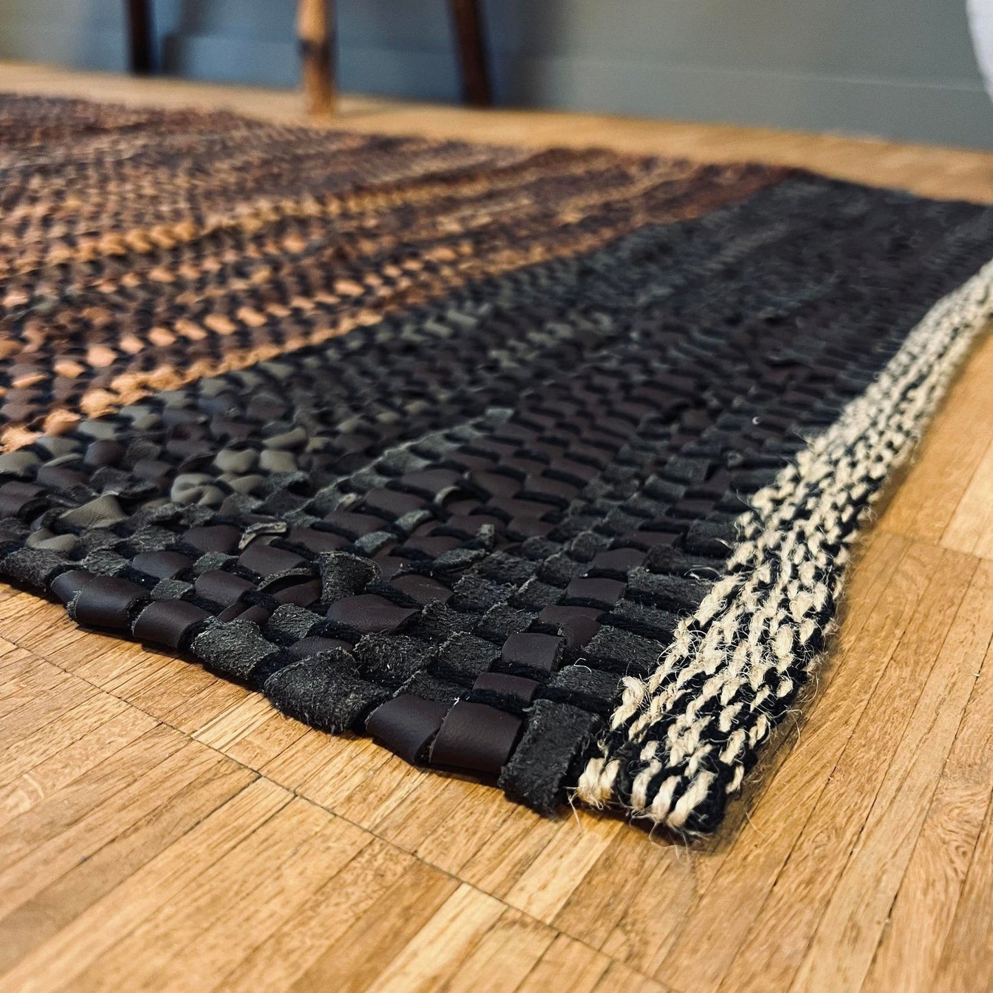 Gulvtæppe i flettet læder - Brun mix 70x140cm - VIAMAJA.DK