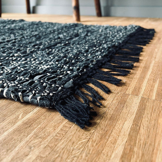 Gulvtæppe i flettet skind – 60x90cm - VIAMAJA.DK